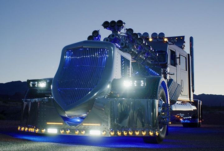 The Biggest Engine You Will Ever See In A Semi-Truck - MotorBiscuit