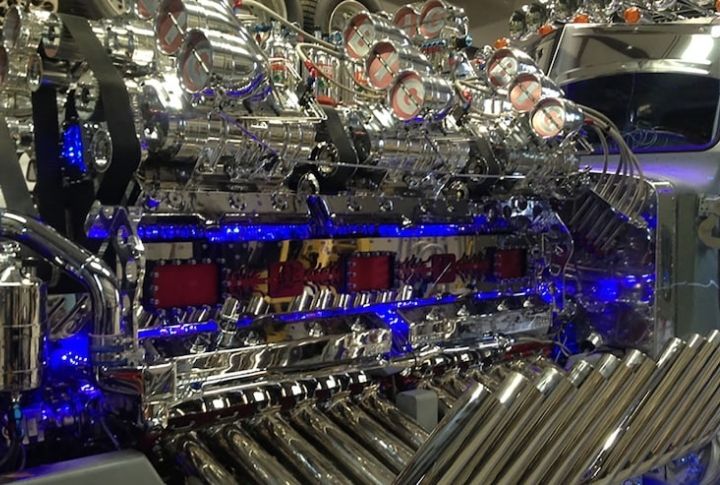 The Biggest Engine You Will Ever See In A Semi-Truck - MotorBiscuit