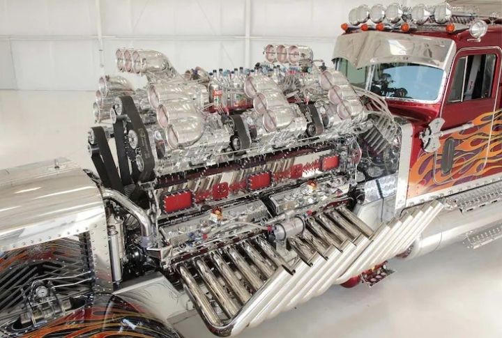 The Biggest Engine You Will Ever See In A Semi-Truck - MotorBiscuit