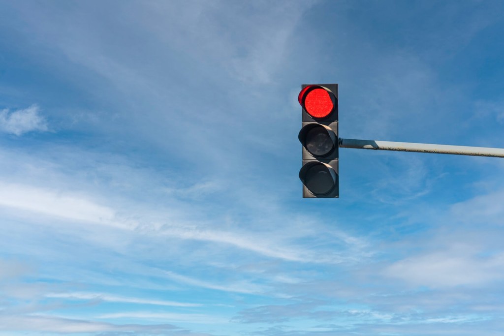 A red light reminds drivers to stop driving at speed and stop.