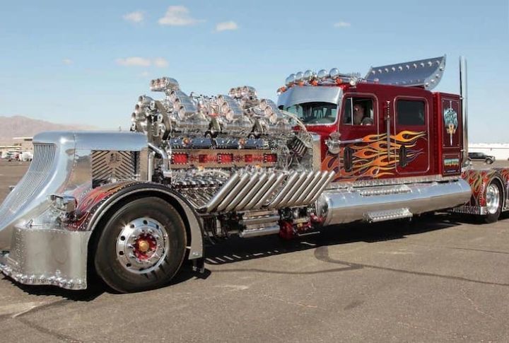 The Biggest Engine You Will Ever See In A Semi-Truck - MotorBiscuit