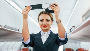 There's a new trend that finds plane passengers putting on the seat belts the wrong way and experts are weighing in.