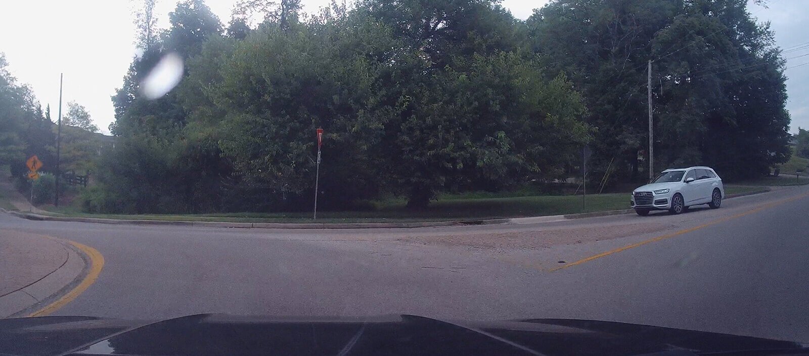 A Nextbase 622GW captures an Audi SUV as it recklessly approaches a roundabout.