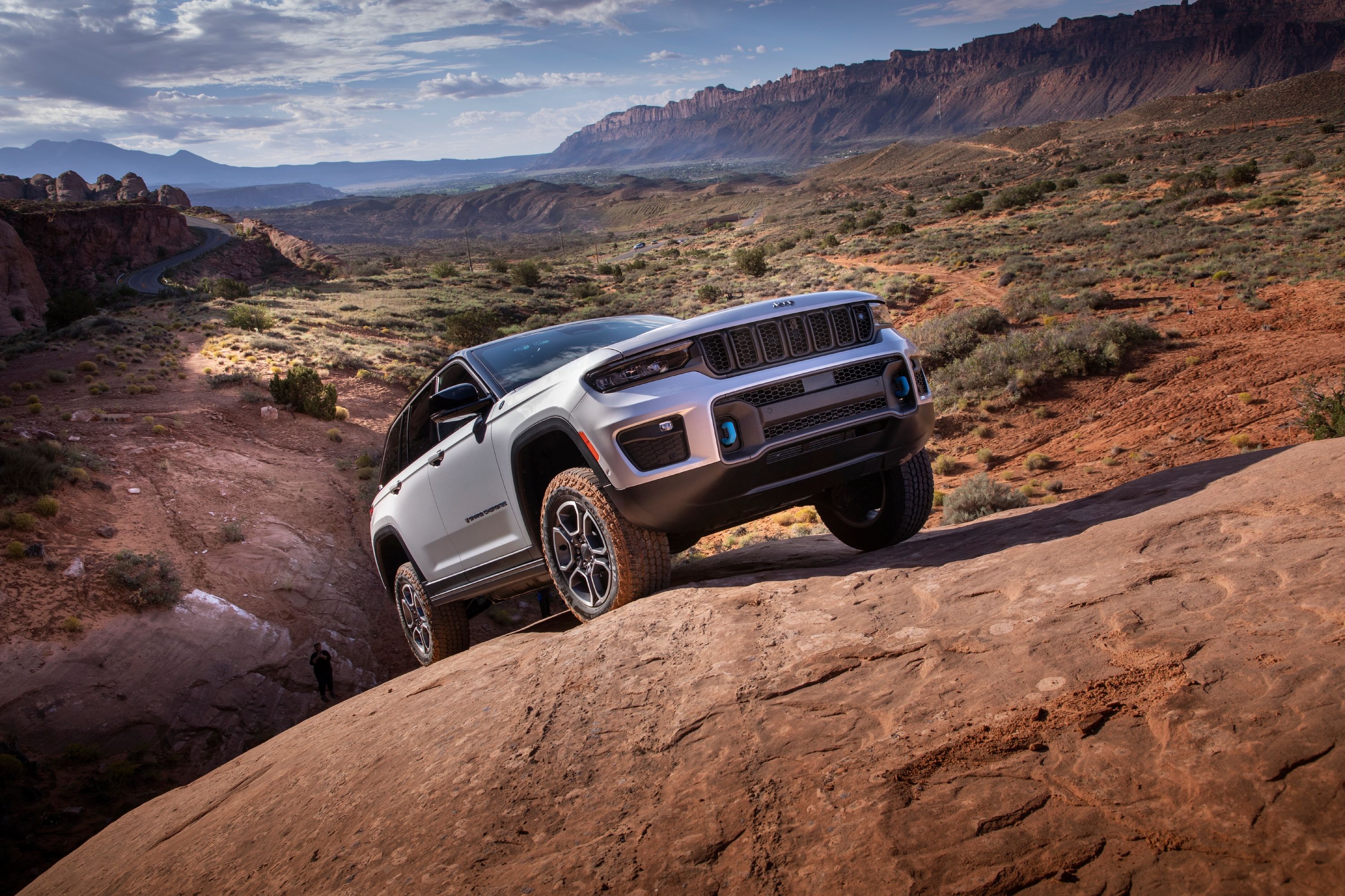The 2024 Jeep Grand Cherokee 4xe rock climbing
