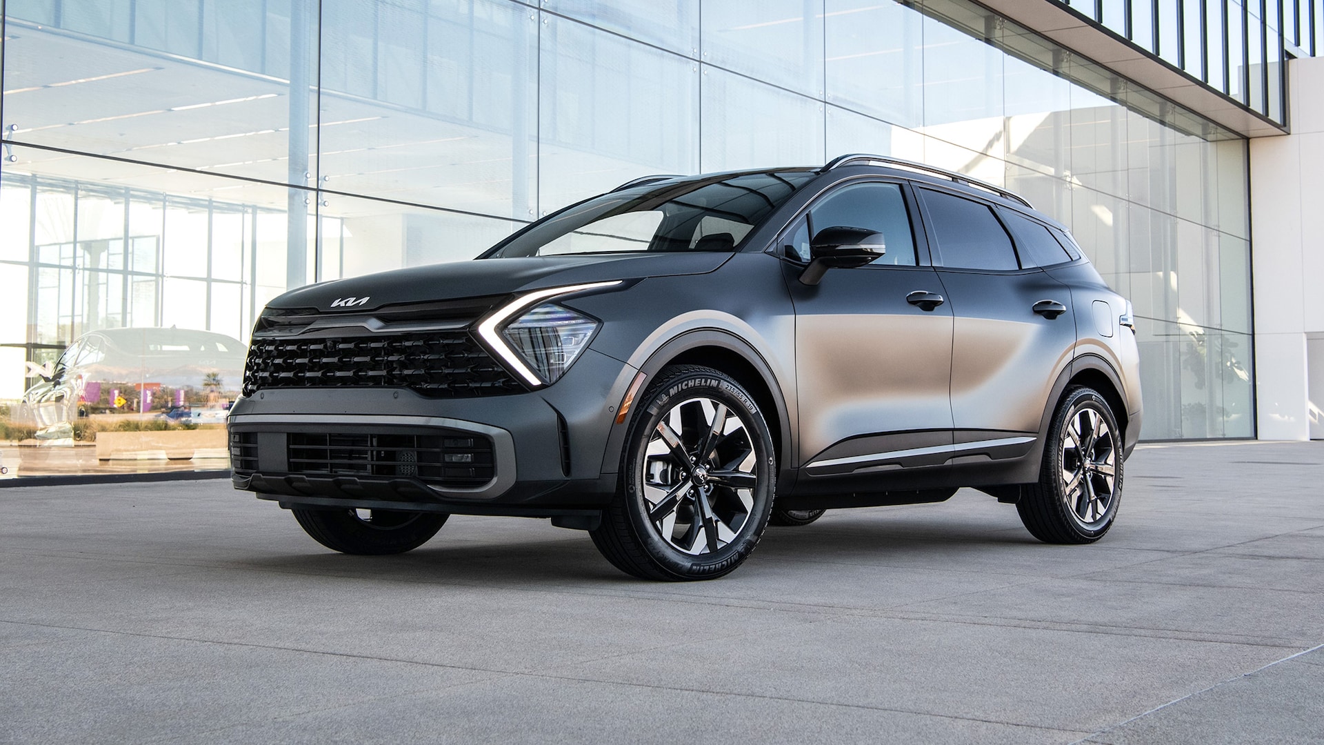 The 2024 Kia Sportage PHEV parked in the city