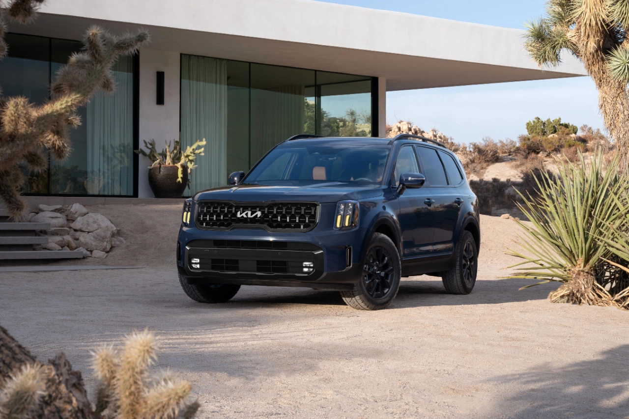 The 2024 Kia Telluride near a house
