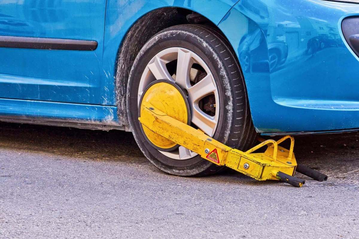 How do you remove a boot from your car?