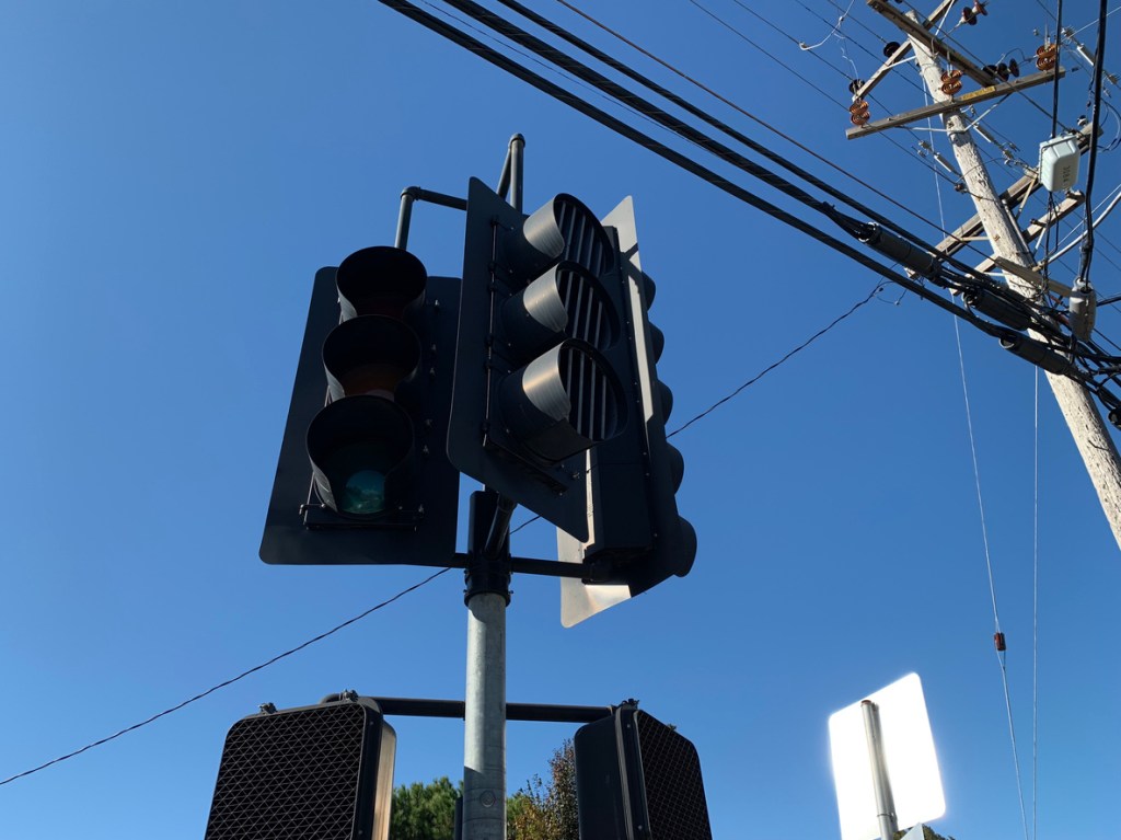 A traffic light without power