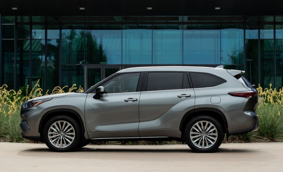 A 2025 Toyota Highlander Hybrid crossover SUV from the side