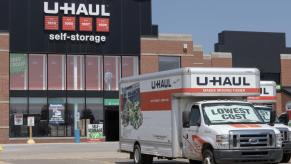 An Arkansas traffic stop on a U-Haul led police officers to find meth and pills, and now the man has a $20k bond.