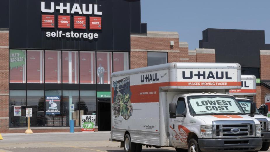 An Arkansas traffic stop on a U-Haul led police officers to find meth and pills, and now the man has a $20k bond.