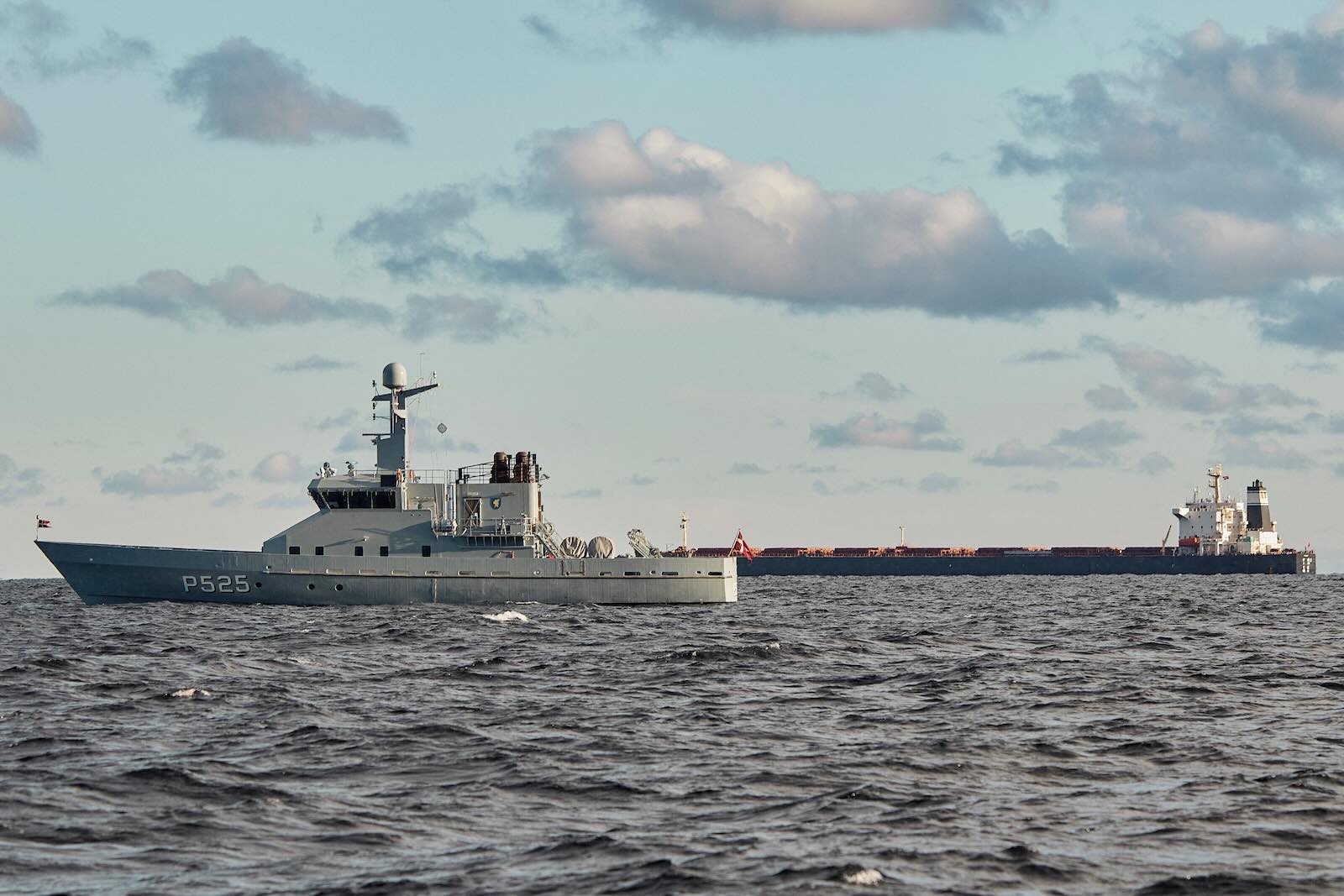 Yi Peng 3 Chinese ship in the Baltic Sea, behind Denmark warship.