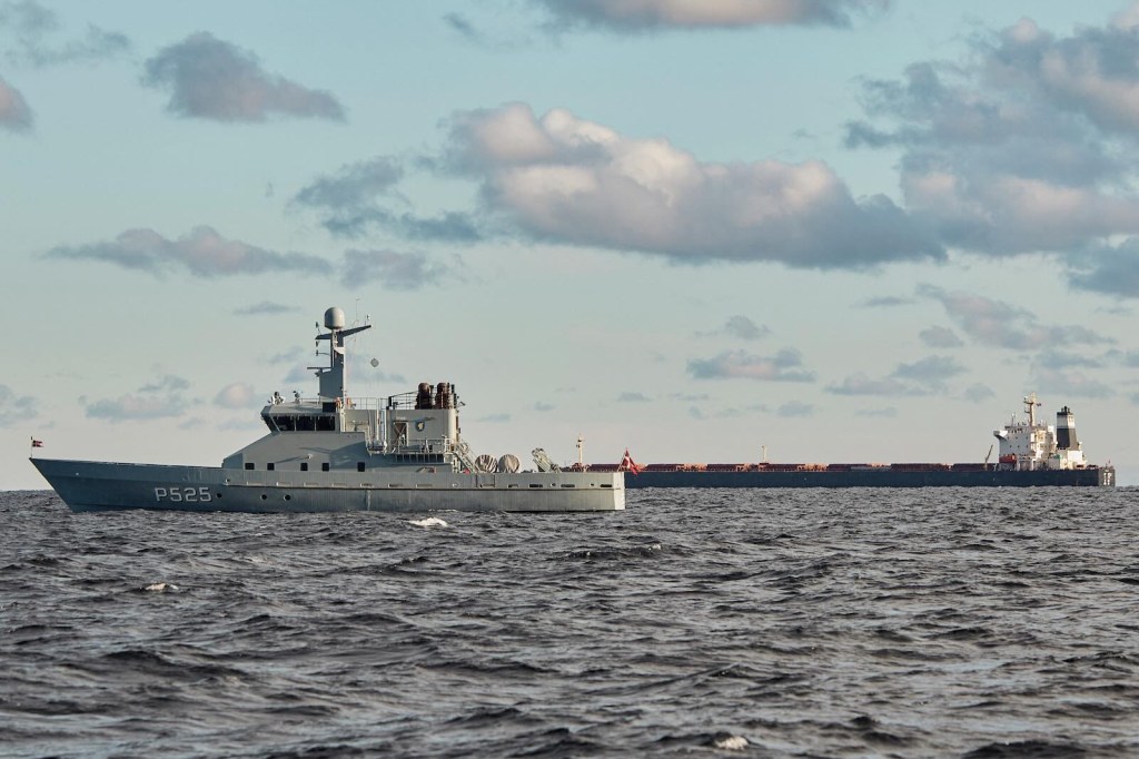 Yi Peng 3 Chinese ship in the Baltic Sea, behind Denmark warship.