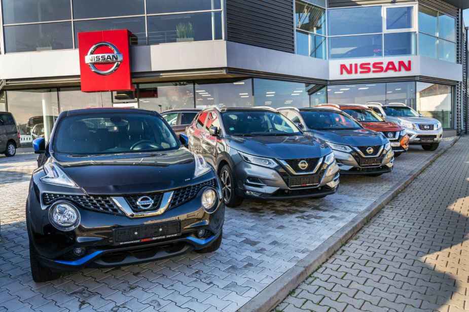 A Nissan dealership with cars on display for cuistomers