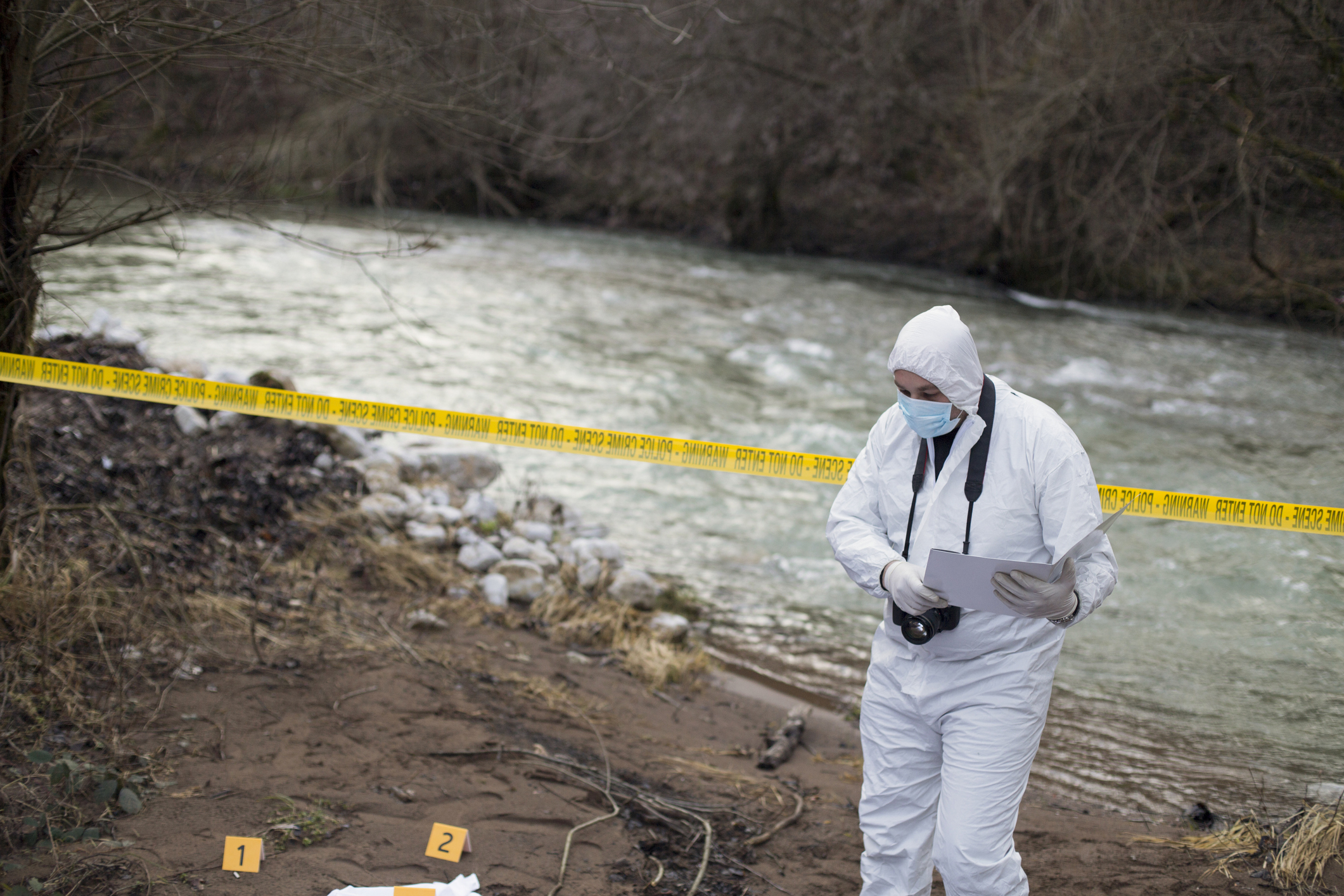 An investigator at the scene of a muder 