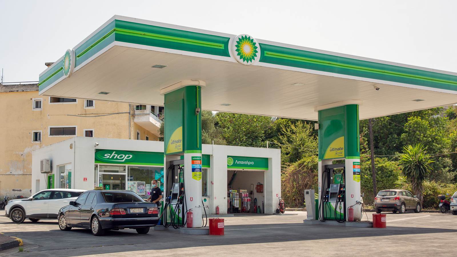 There was a gas leak in Troy, IL, at a BP station and now a major road has been shut down for the clean up process.