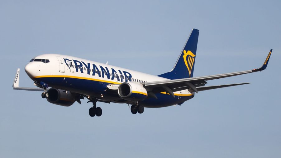 2 passengers were removed by police from a Ryanair flight for failing to pay for Pringles, water, and a Coke.