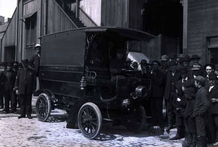 Rapid Model F 700B Police Patrol Wagon (1910)