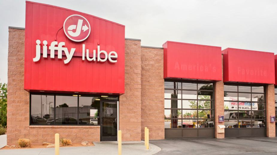 A woman went to get an oil change at a Jiffy Lube and left with serious car problems after a massive mistake. Read on.