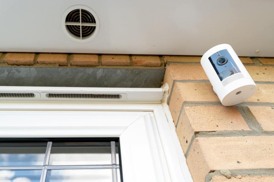 A home camera can be disrupted by a WiFi blocker, leaving criminals open to steal vehicles.