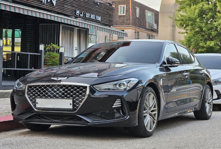 Genesis G70 2.0T (Manual, RWD)