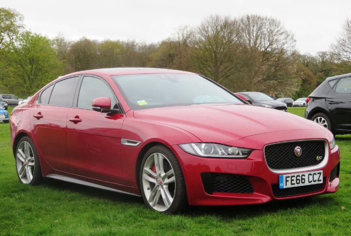 Jaguar XE P300 (Manual, Europe)