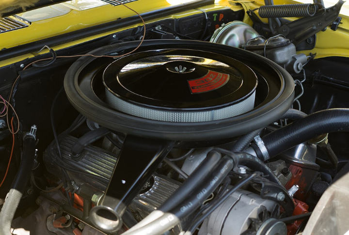 High-Revving 302 V8 Engine