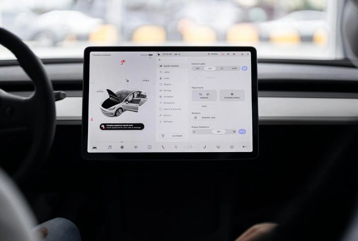 Research Infotainment And Tech Features