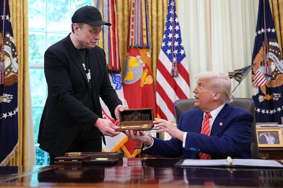 Donald Trump and Elon Musk at the White House .