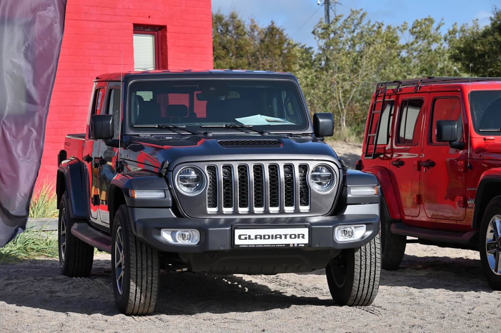 A Jeep Gladiator, like the one a mechanic team had to fix with a new engine.