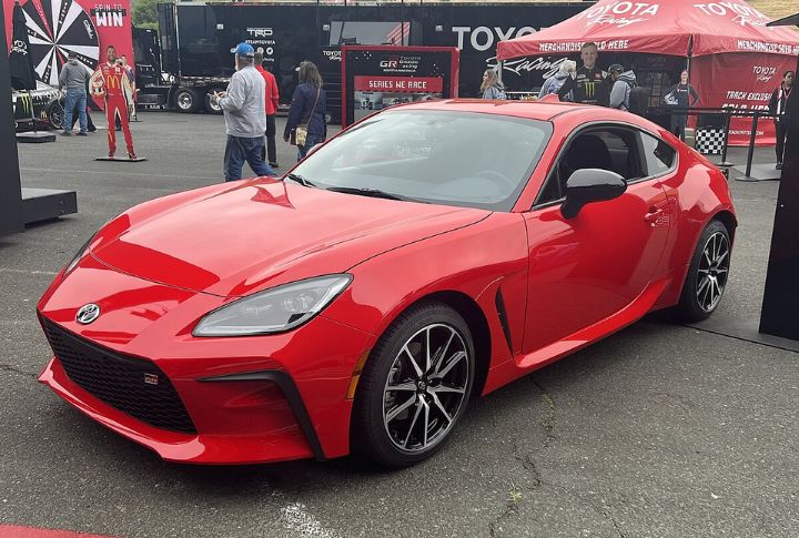 5 Manual Cars That Belong In Your Garage And 5 That Belong In The Junkyard