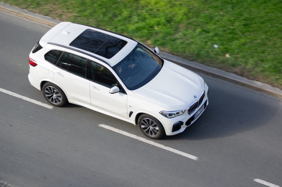A white BMW SUV speeding on the road, like the one a Florida man used to run from the police.