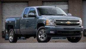 2009 Chevrolet Silverado 1500 extended cab 4x4 parked in right front angle view