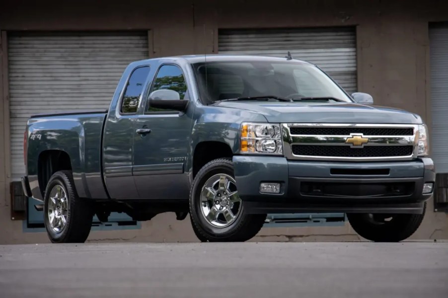 2009 Chevrolet Silverado 1500 extended cab 4x4 parked in right front angle view