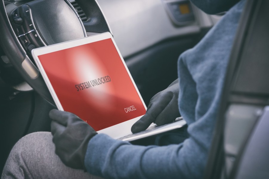 Car thief uses their laptop to hack a Chevrolet Camaro and steal it with a cloned key