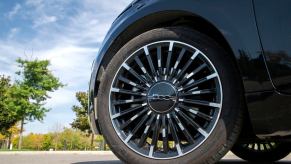 A FIAT 500e, one of the cars that establishes FIAT as a brand with the cheapest average car price for 2025.