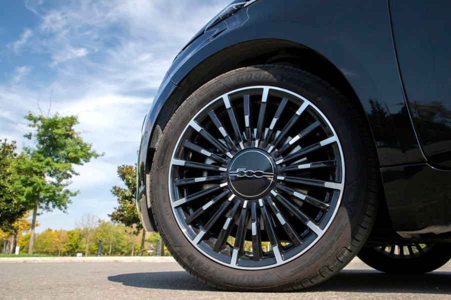 A FIAT 500e, one of the cars that establishes FIAT as a brand with the cheapest average car price for 2025.