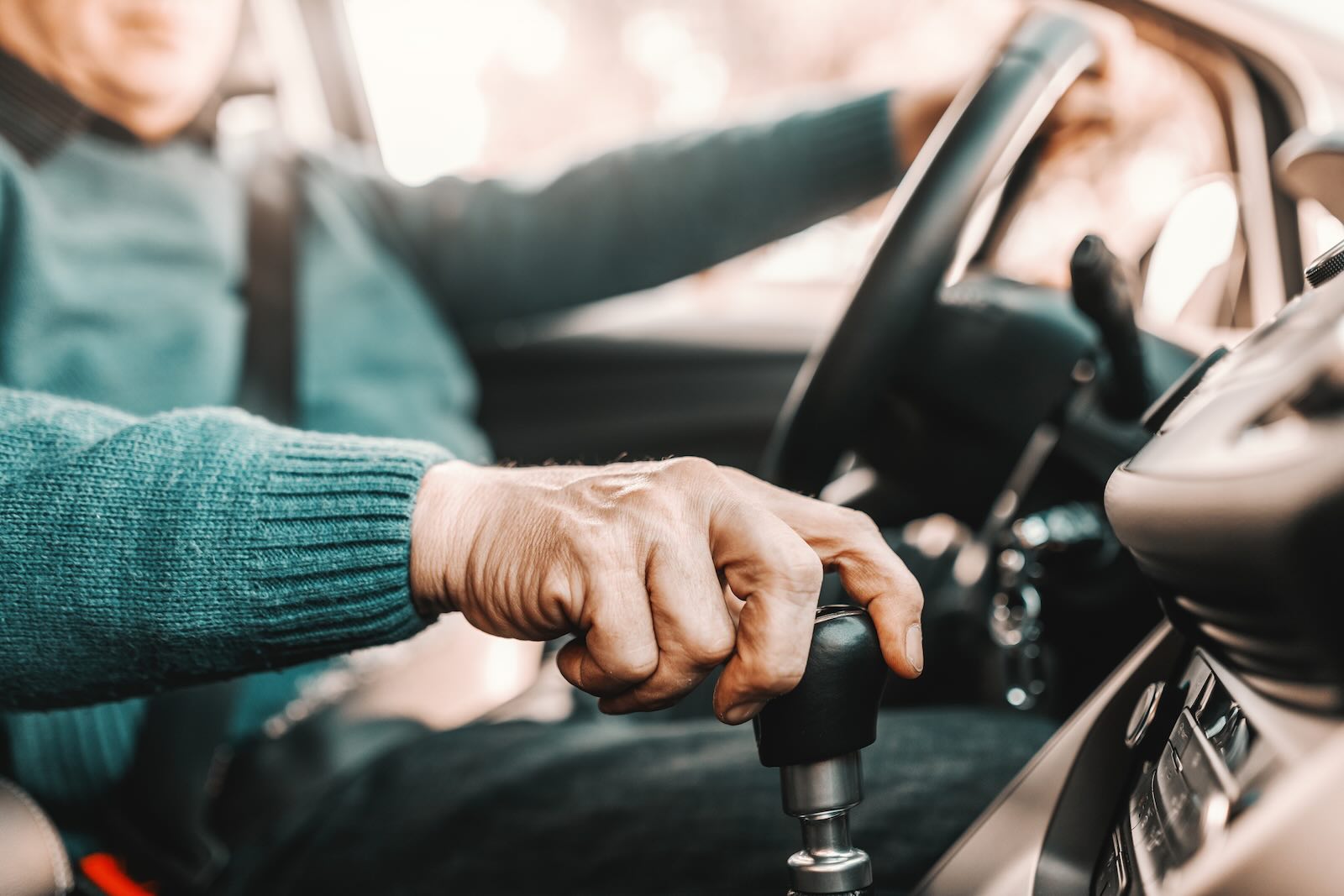 Man drives a manual stick shift SUV during a carjacking and kidnapping.