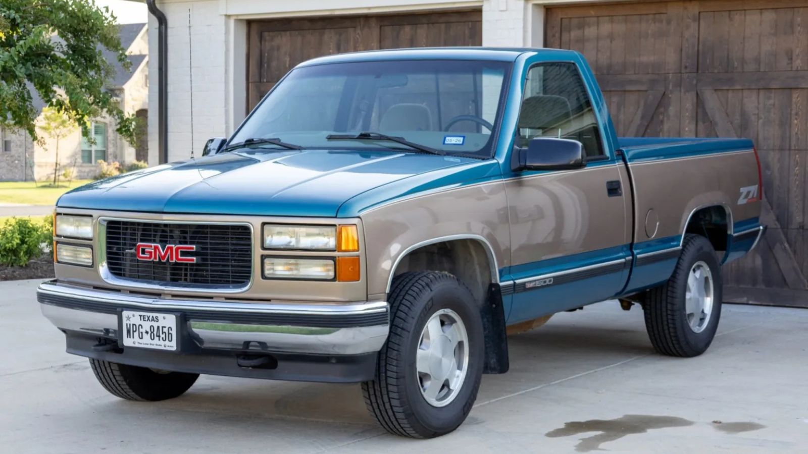  A blue and grey 1997 GMC Sierra K1500 SLE Z71 4×4 parked in left front angle view