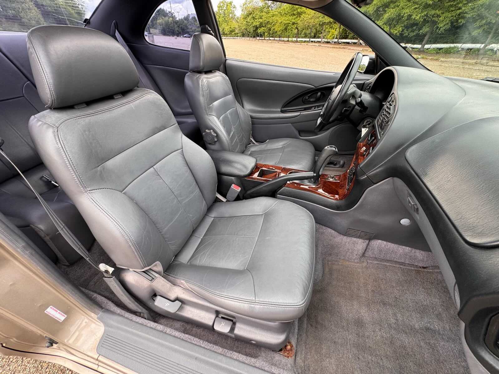 Leather interior of a beige Chrysler Sebring Coupe
