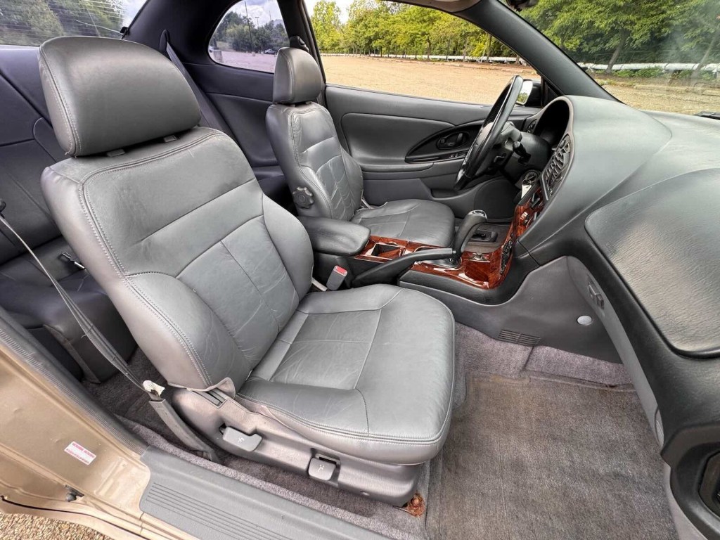 Leather interior of a beige Chrysler Sebring Coupe