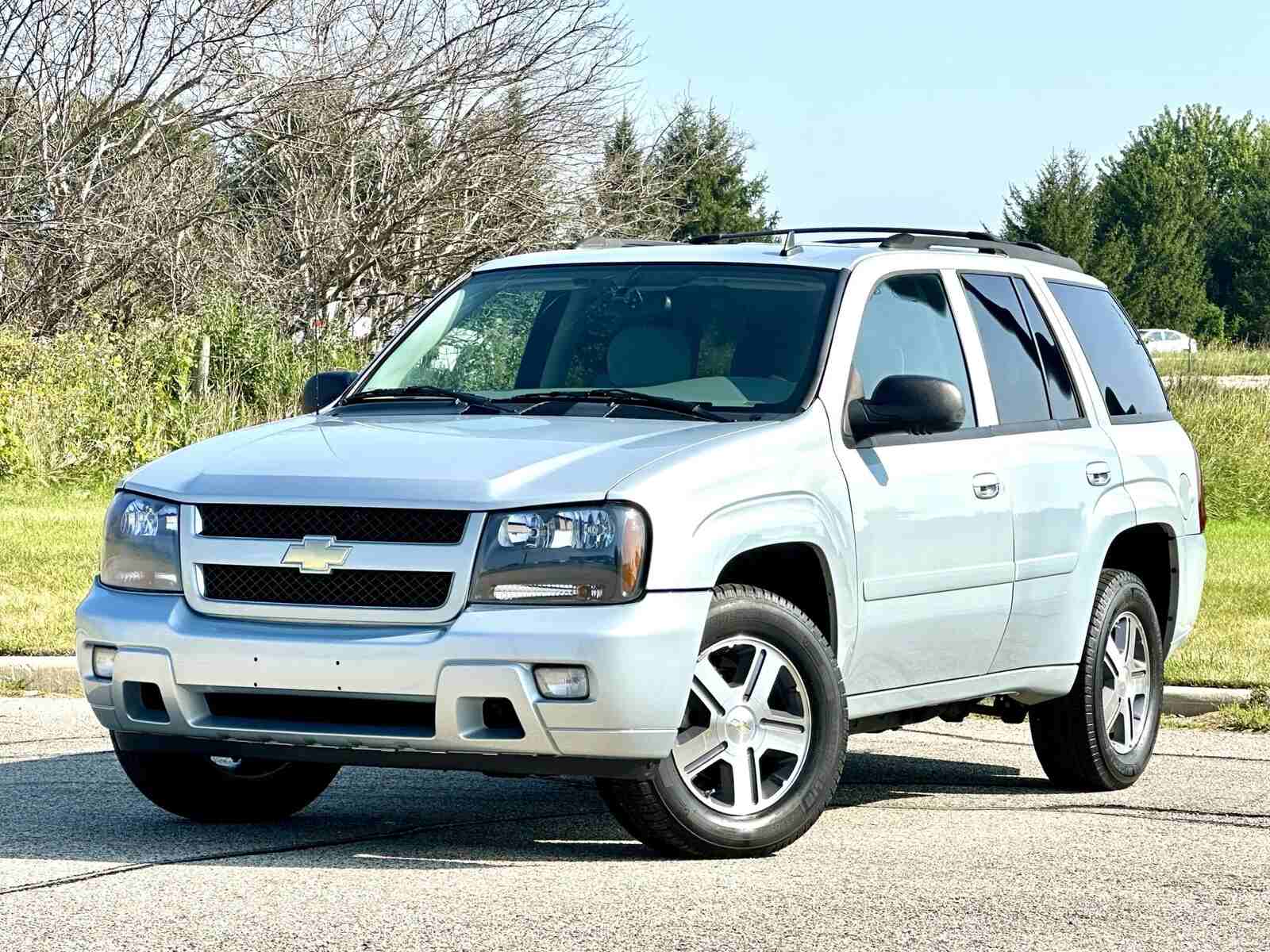 A silver 2007 Chevrolet Trailblazer parked in left front angle view
