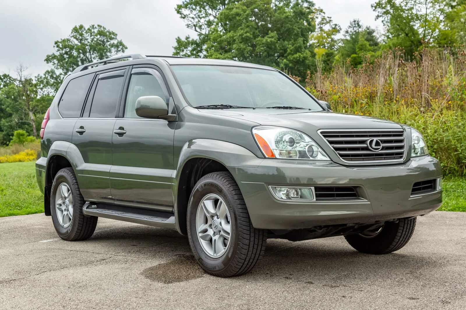 A grey 2007 Lexus GX470 parked in right front angle view