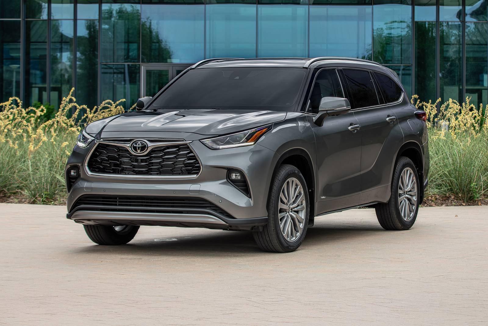 The 2025 Toyota Highlander in the city