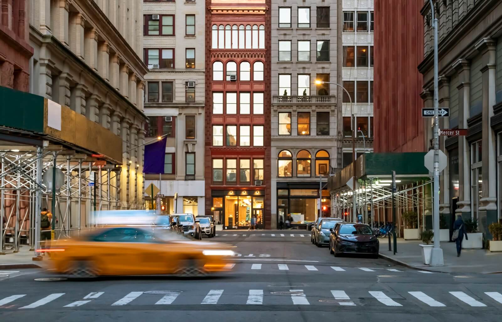 A shot of NYC streets show a taxi cab that might actually be an undercover police car.
