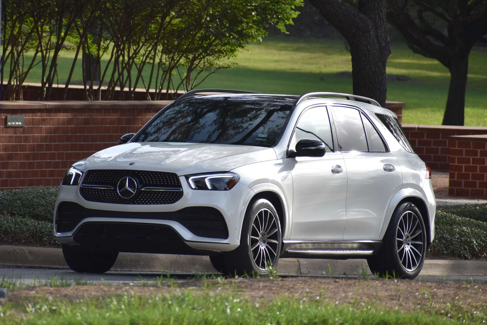 A white Mercedes-Benz GLE 350 parked in left front angle view
