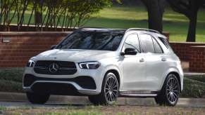 A white Mercedes-Benz GLE 350 parked in left front angle view