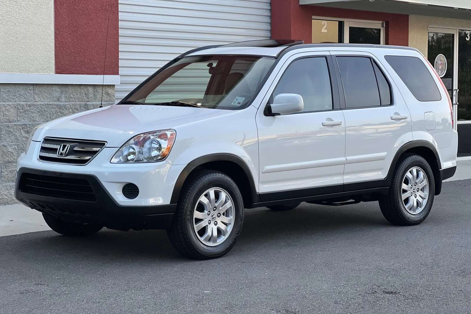 A white 2006 Honda CR-V 4WD SE parked in left angle view