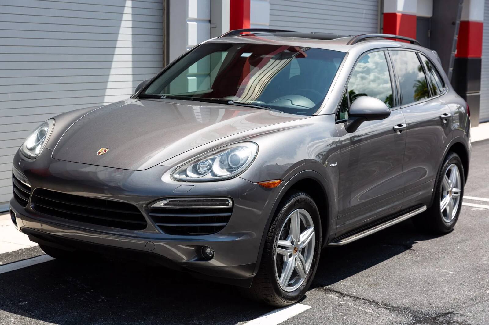 A metal grey 2014 Porsche Cayenne Diesel in close left front angle view