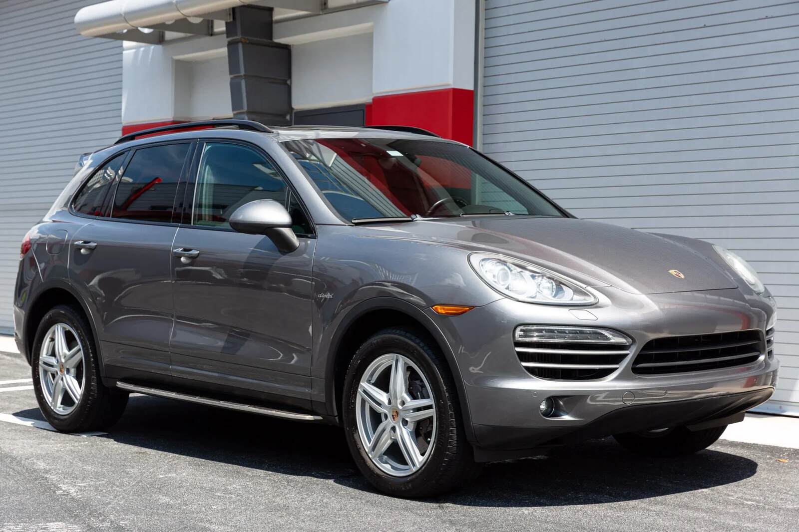 2014 Porsche Cayenne Diesel parked in right front angle view